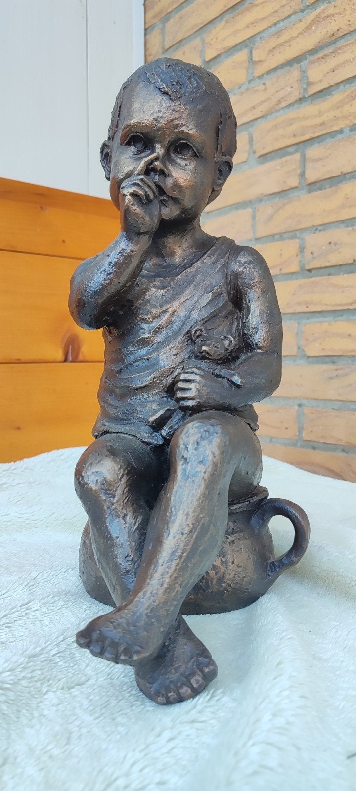 Geert Kunen Beeld Jongen op Potje, 37 cm hoog brons art deco, Ophalen of Verzenden, Brons, Beeld, Bruin