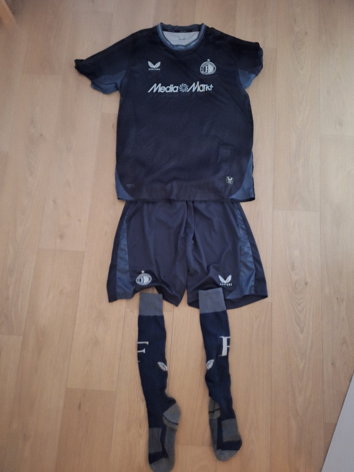 Feyenoord Tenue Maat L - Seizoen 25/26 (Nagenoeg Nieuw), Kleding | Heren, Sportkleding, Maat 52/54 (L), Ophalen of Verzenden, Zo goed als nieuw