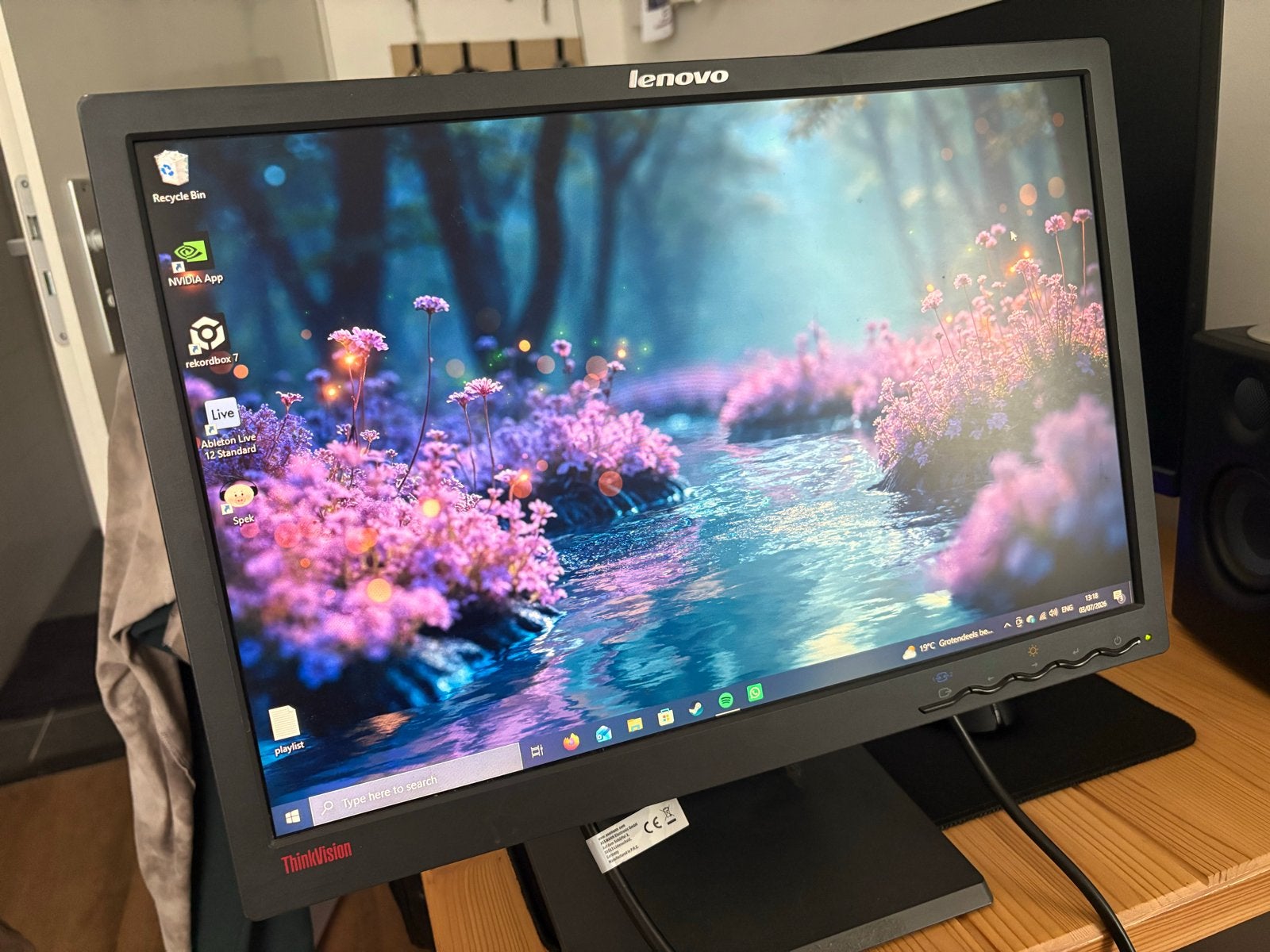Lenovo ThinkVision Monitor + DELL still keyboard, Ophalen, Kantelbaar, DVI, 60 Hz of minder