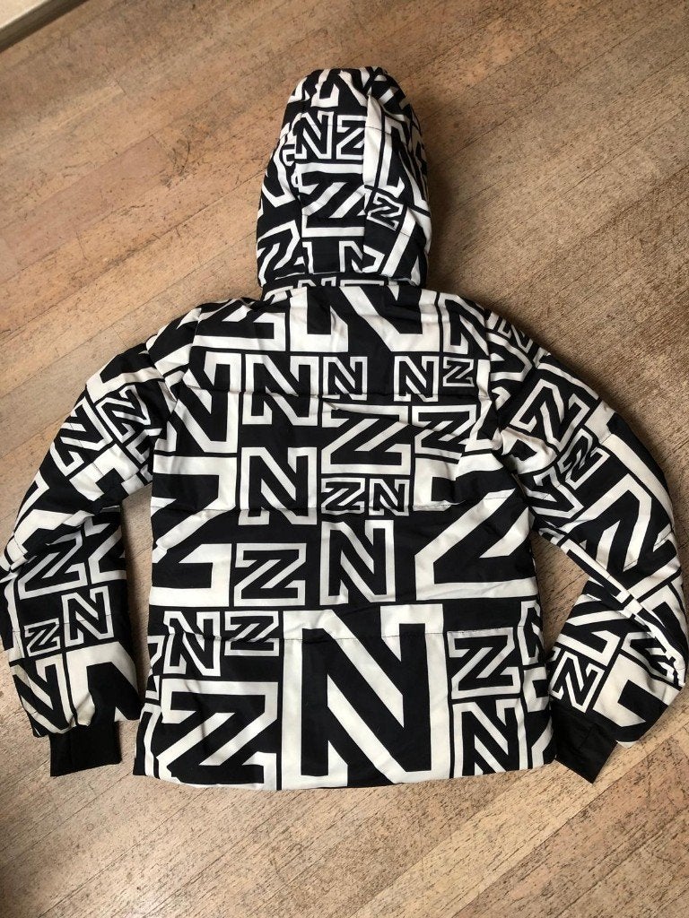 Nikkie winterjas zwart-wit met logo print, maat 36 (S), Kleding | Dames, Ophalen of Verzenden, Zo goed als nieuw, Nikkie, Jack