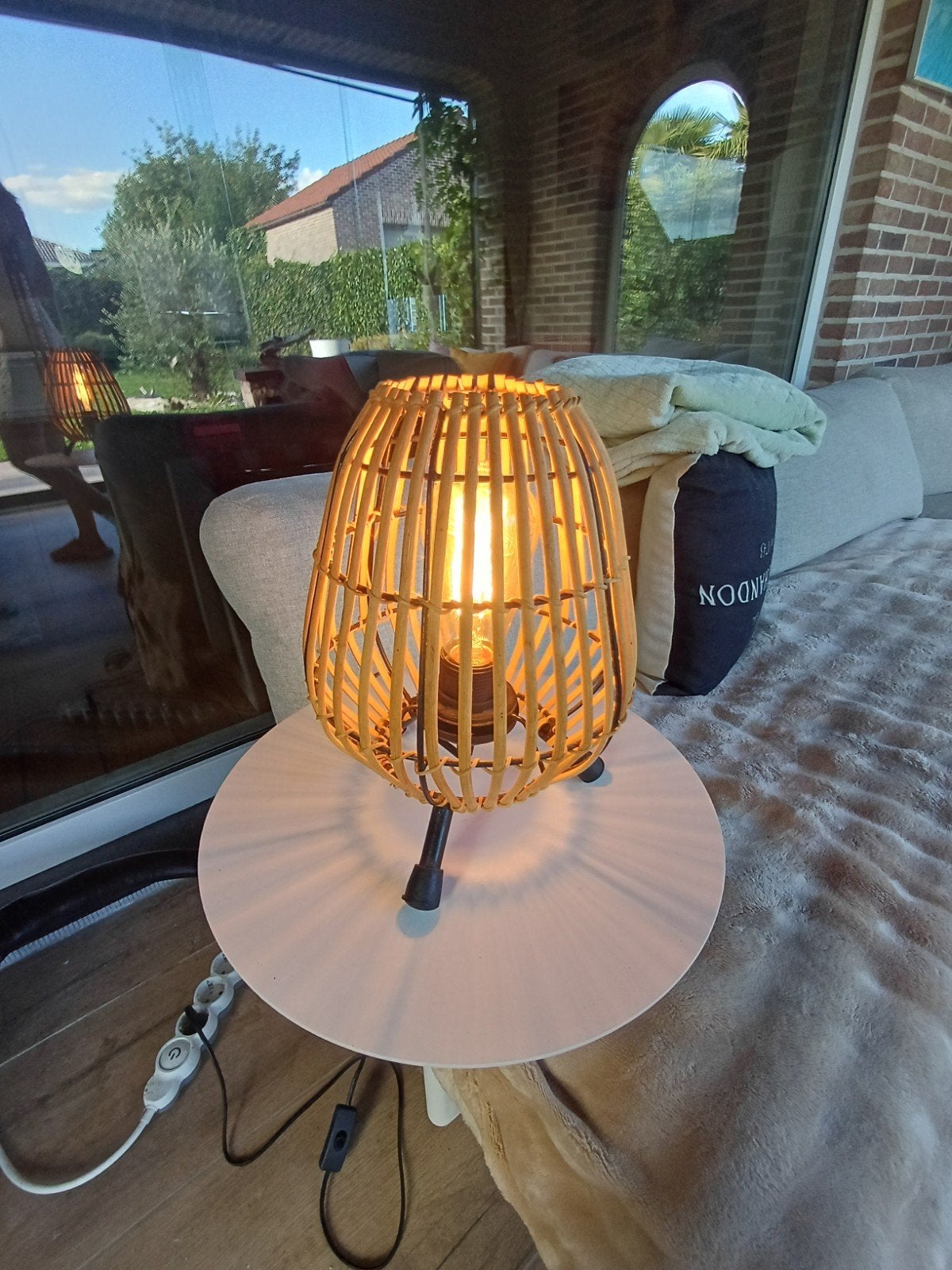 Foto 2 van Rotan tafellamp met sfeervolle lichtbron