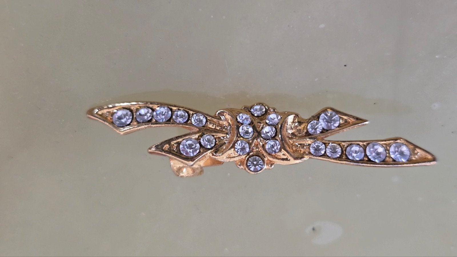 Elegante dames broche met strass steentjes, Overige materialen, 4 tot 7 cm, Ophalen of Verzenden, Zo goed als nieuw