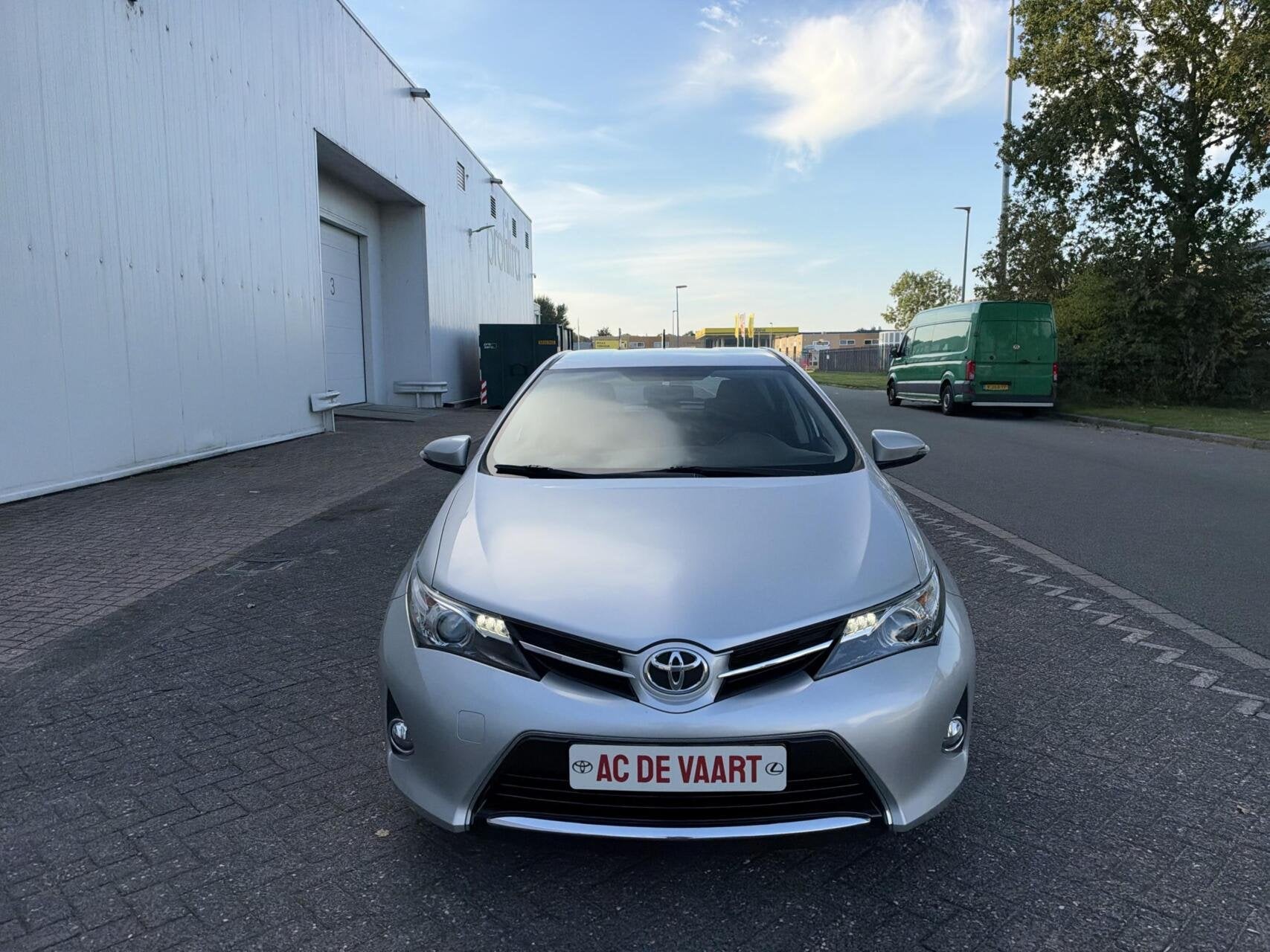 Toyota Auris 1.3 Now - CLIMA/TREKHAAK/CRUISE/NAP, Auto's, Voorwielaandrijving, Euro 5, 450 kg, Gebruikt