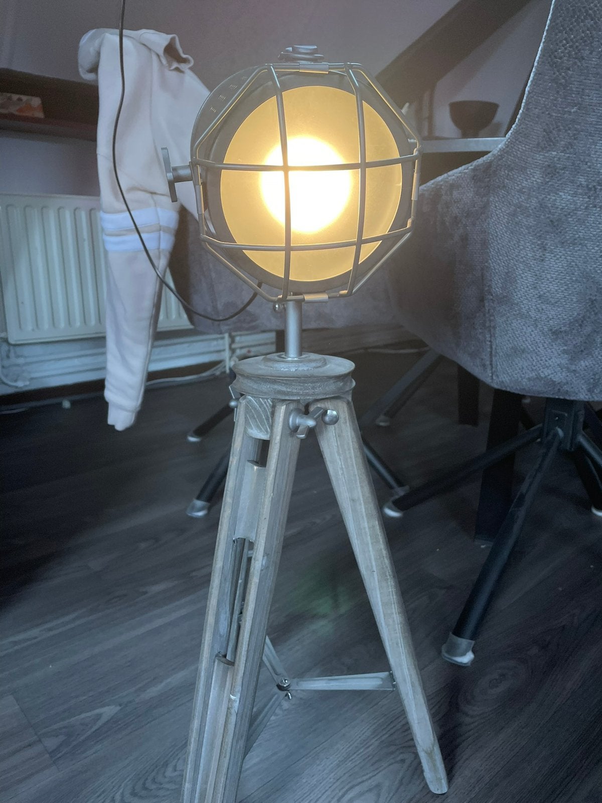 Industriële tafellamp spotlight op houten statief, Ophalen, Zo goed als nieuw, Minder dan 100 cm