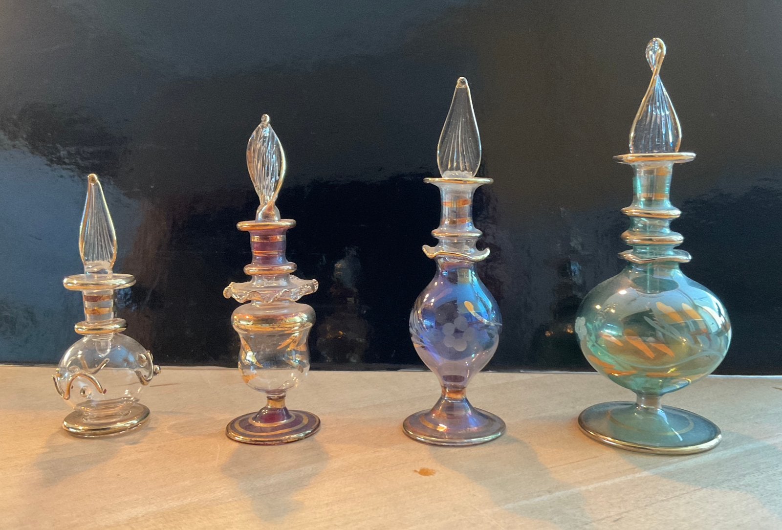 Vier handgeblazen Egyptische glazen parfumflesjes