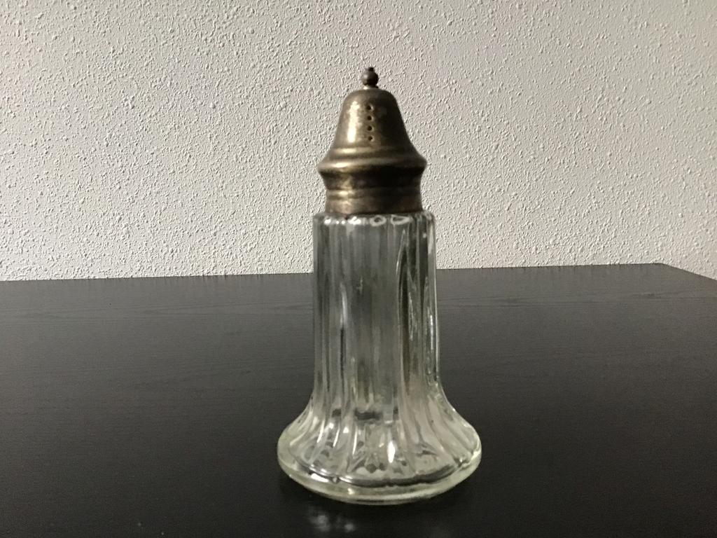 glazen suikerstrooier/cacao strooier met zilverkleurige dop, Ophalen of Verzenden