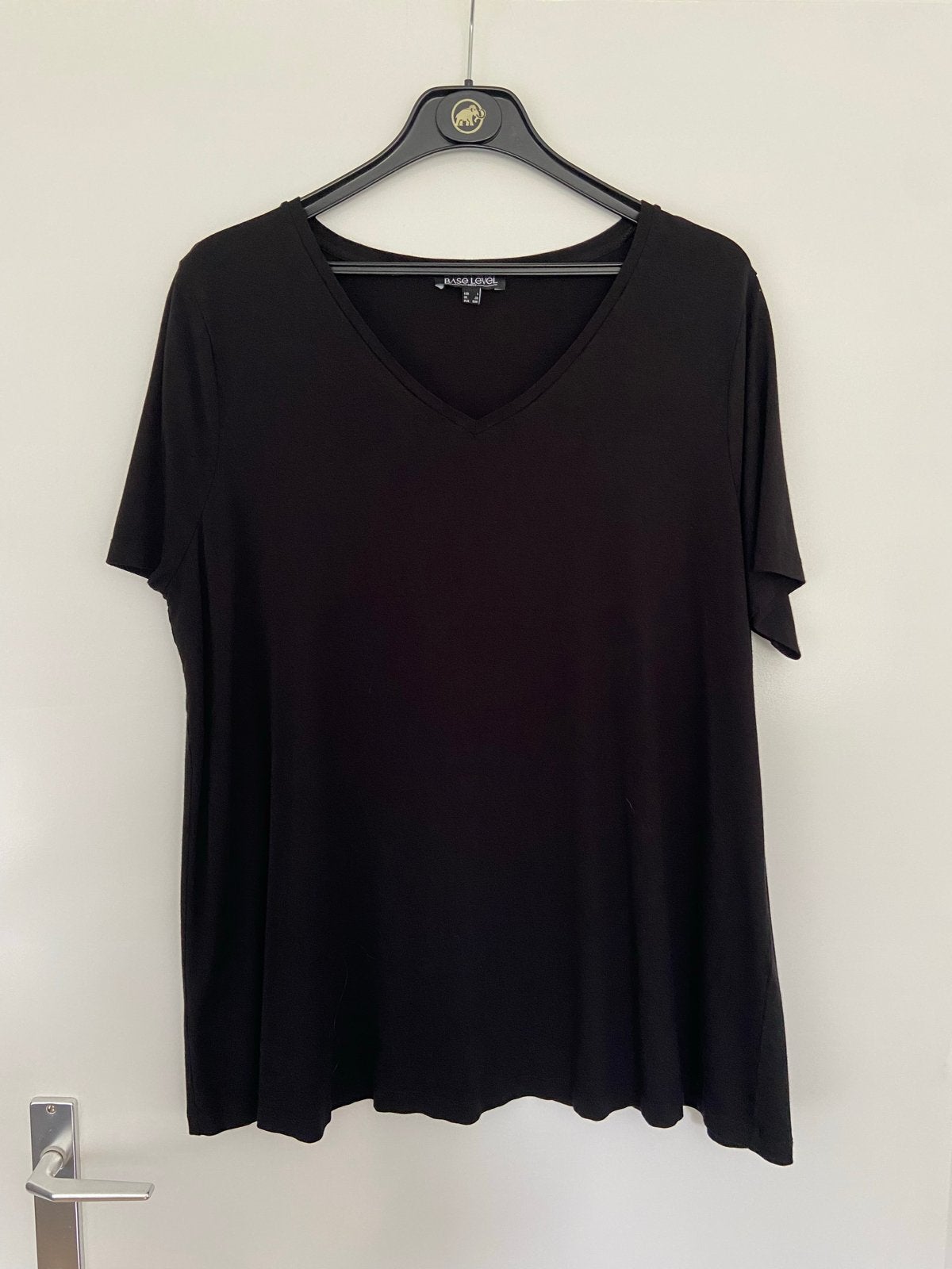 Zwart T-shirt met V-hals - Base Level Curvy, Zwart, Maat 46/48 (XL) of groter, Ophalen of Verzenden, Zo goed als nieuw
