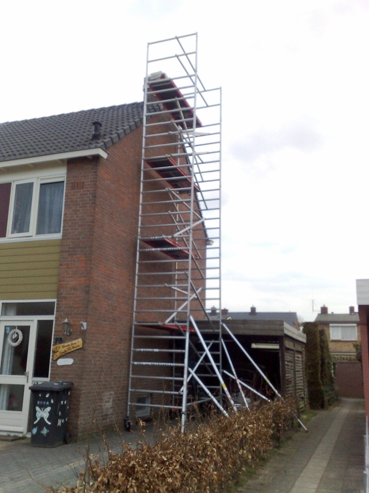 Steiger voor gevelwerkzaamheden - Hoog en stabiel, Doe-het-zelf en Verbouw, Steigers, Ophalen, 5 meter of hoger
