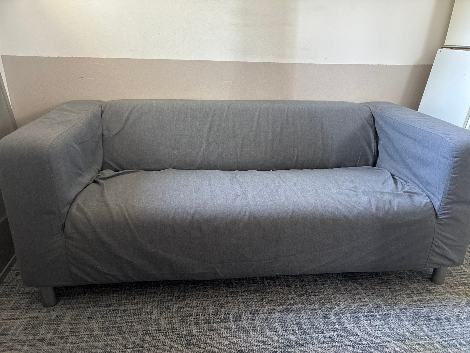 Klippan tweepersoonsbank met grijze hoes, Ophalen, Gebruikt, Tweepersoons, 75 tot 100 cm