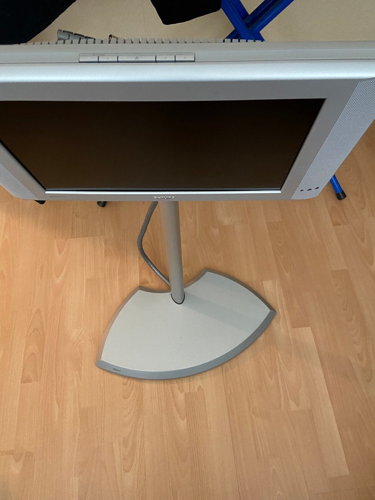 Gratis Klein LCd tv op statief van Vogel, Ophalen, Gebruikt, 50 Hz