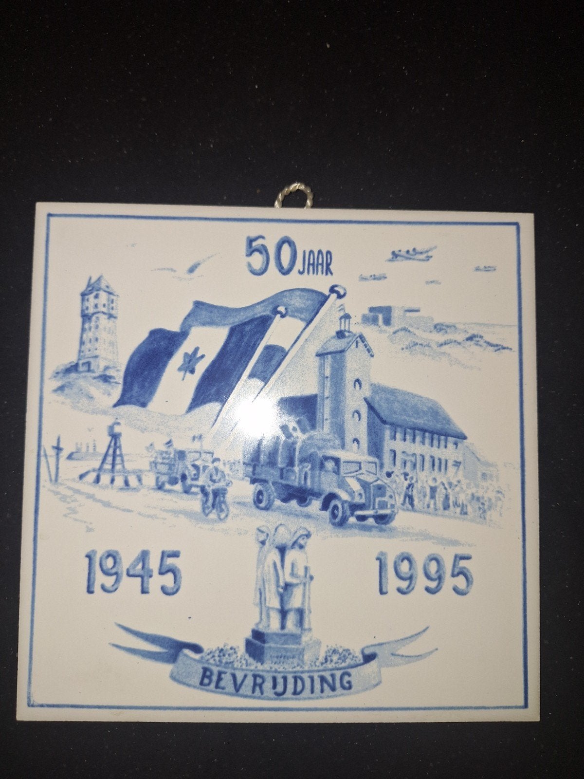 Delfts Blauw Tegel 50 Jaar Bevrijding 1945-1995, Antiek en Kunst, Ophalen of Verzenden