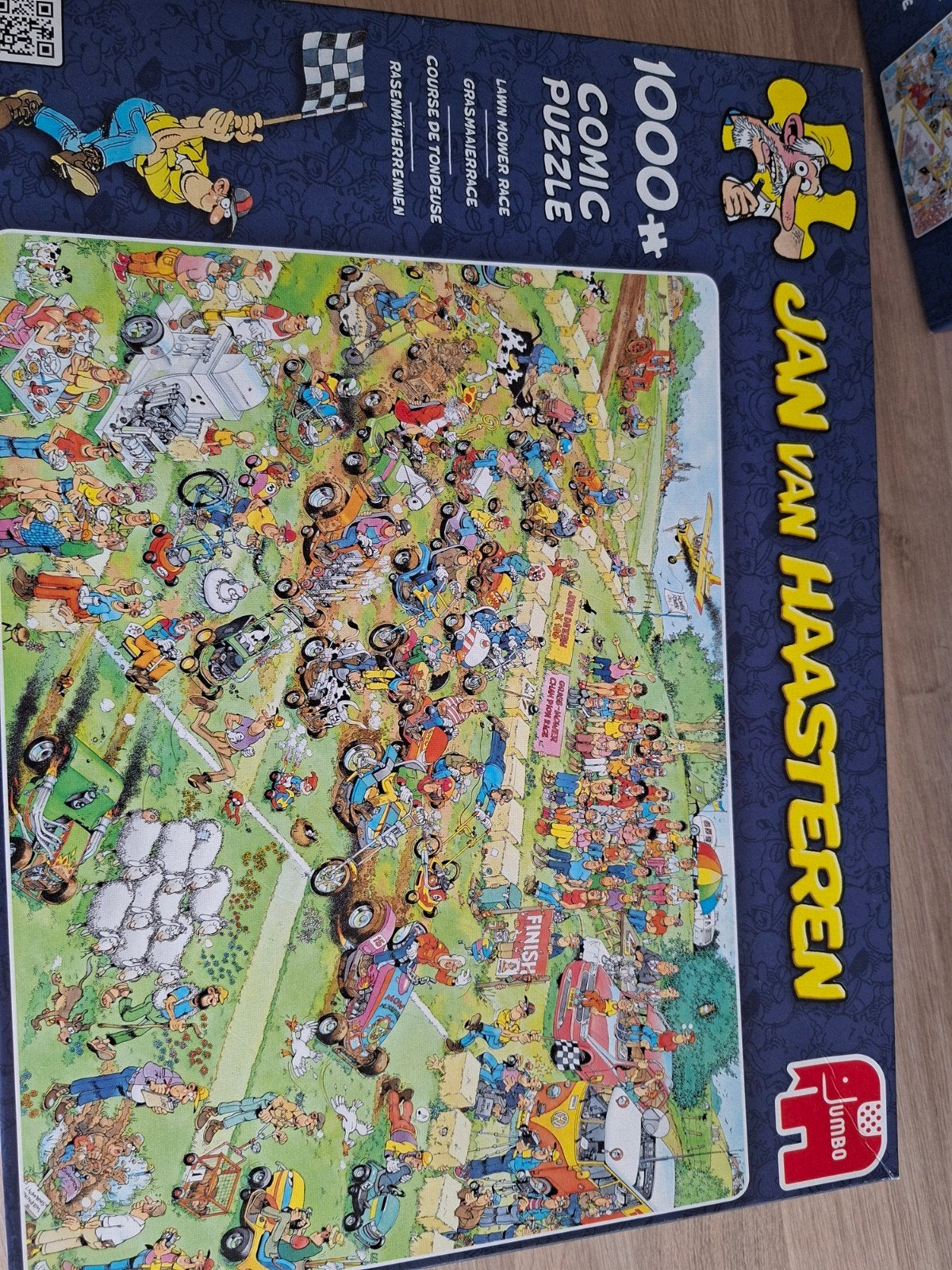 sint idee Jan vanHaasteren Puzzel - Grasmaaierrace 1000 stuk, Ophalen of Verzenden, 500 t/m 1500 stukjes, Zo goed als nieuw, Legpuzzel