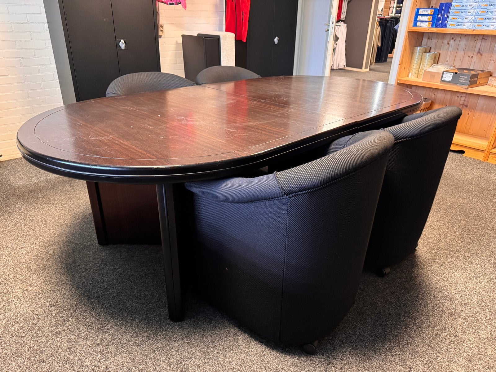 Massief ovale tafel 240x120 met 4 zwarte stoelen, Ophalen, 100 tot 150 cm, 200 cm of meer, Zo goed als nieuw