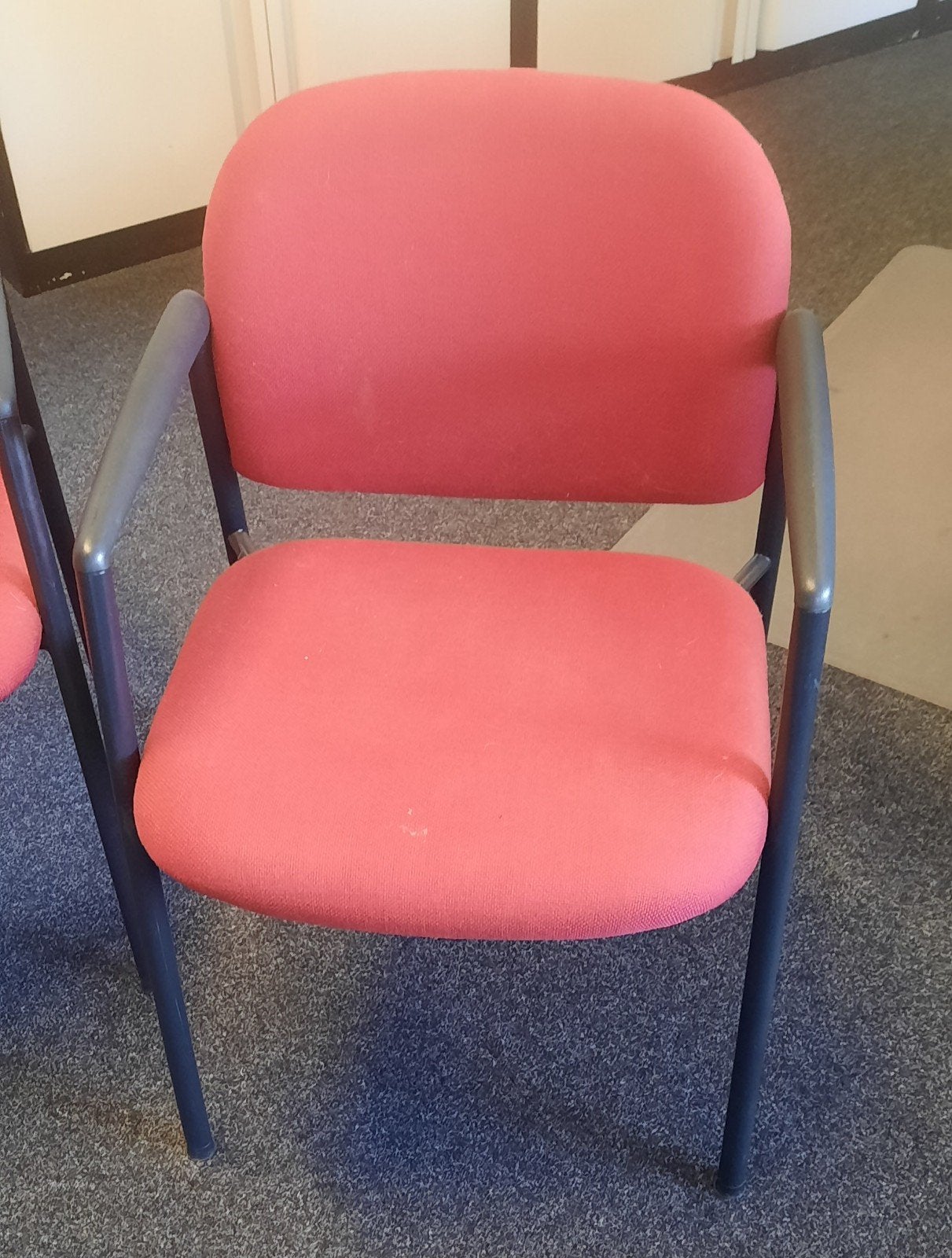 1 stevige Ahrend stoel nu af te halen, voor € 21,- !, Ophalen, Gebruikt, Zakelijk, strakke vormgeving., Rood