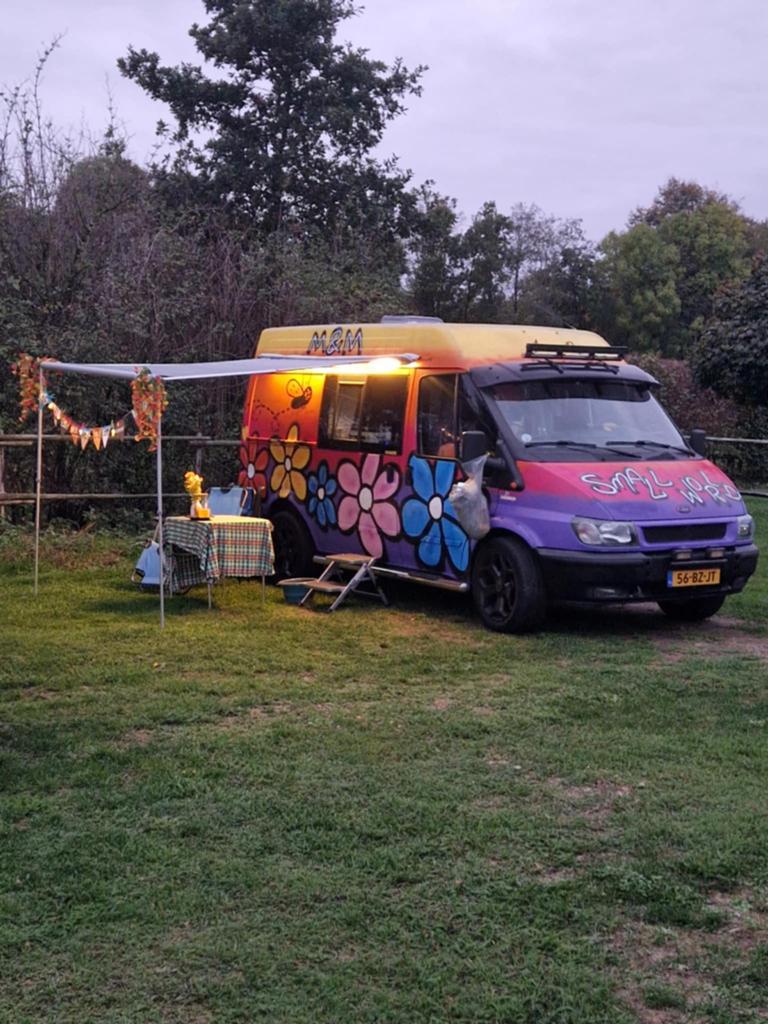 Unieke Hippie Camperbus - Klaar voor Avontuur!, Automaat, Ford, Diesel, Koelkast