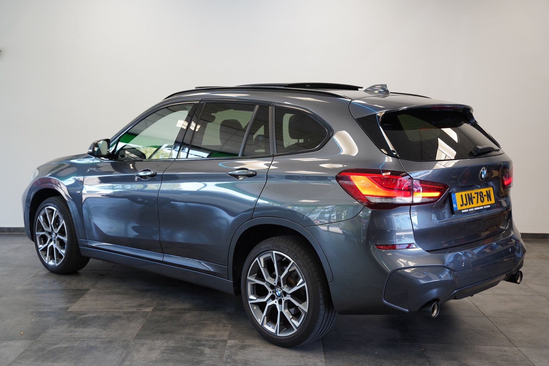 BMW X1 sDrive20i High Executive Panoramadak M-Sport Trekhaak, Auto's, Stof, 4 cilinders, Bedrijf, 1470 kg