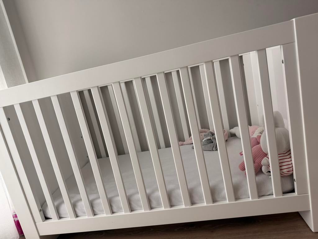 Kidsmill Alask babybed wit (hoogglans), Ophalen, Zo goed als nieuw, Jongetje of Meisje