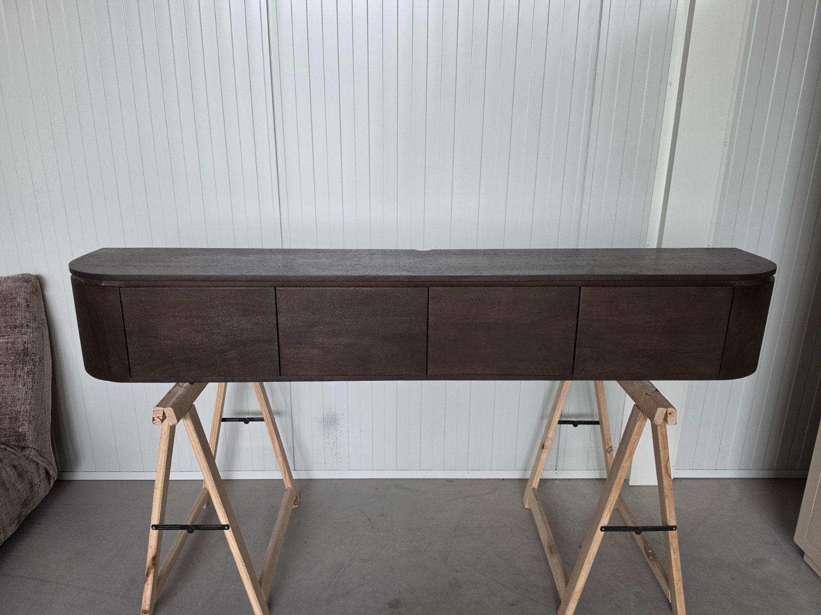 Tv-meubel Excellent bruin 200 cm - Zwevend of Staand, Info@meubeloutletmeppel.nl, Excellent, Ophalen of Verzenden, Zo goed als nieuw