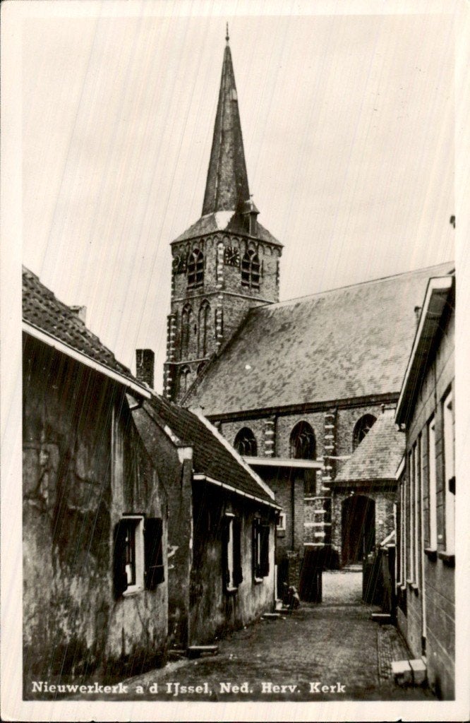 Nieuwerkerk a d IJssel - Ned. Herv. Kerk - straatzicht, Verzamelen, Ansichtkaarten | Nederland, Ongelopen, Zuid-Holland, 1940 tot 1960