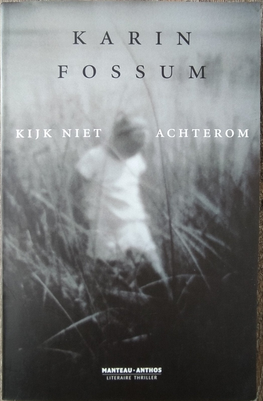 Karin Fossum - Kijk Niet Achterom (Literaire Thriller), Boeken, Ophalen of Verzenden, Zo goed als nieuw, Karin Fossum, Scandinavië