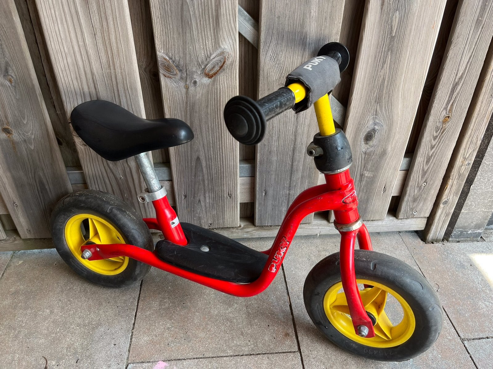 Puky loopfiets rood met geel, Kinderen en Baby's, Speelgoed | Buiten | Voertuigen en Loopfietsen, Ophalen, Zo goed als nieuw, Loopfiets