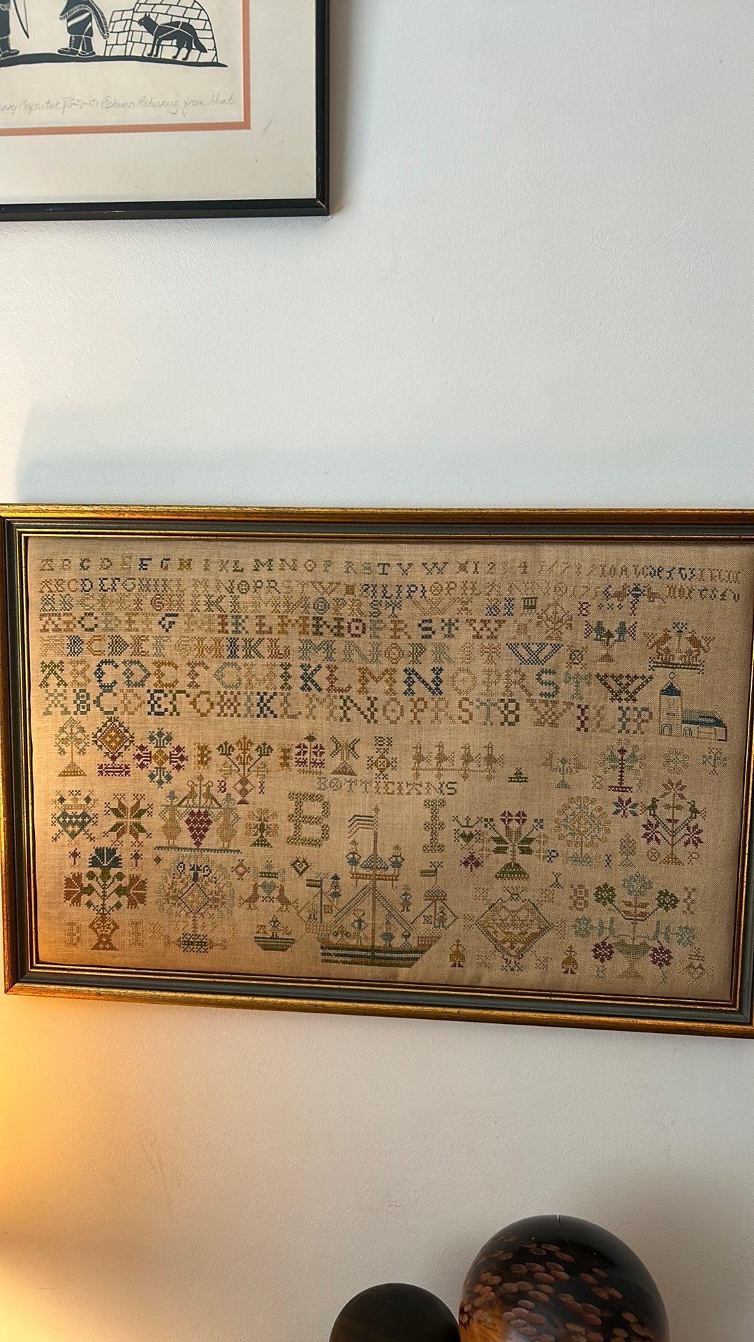 Oud borduursel traditionele Friese merklap in houten lijst, Ophalen of Verzenden, Gebruikt