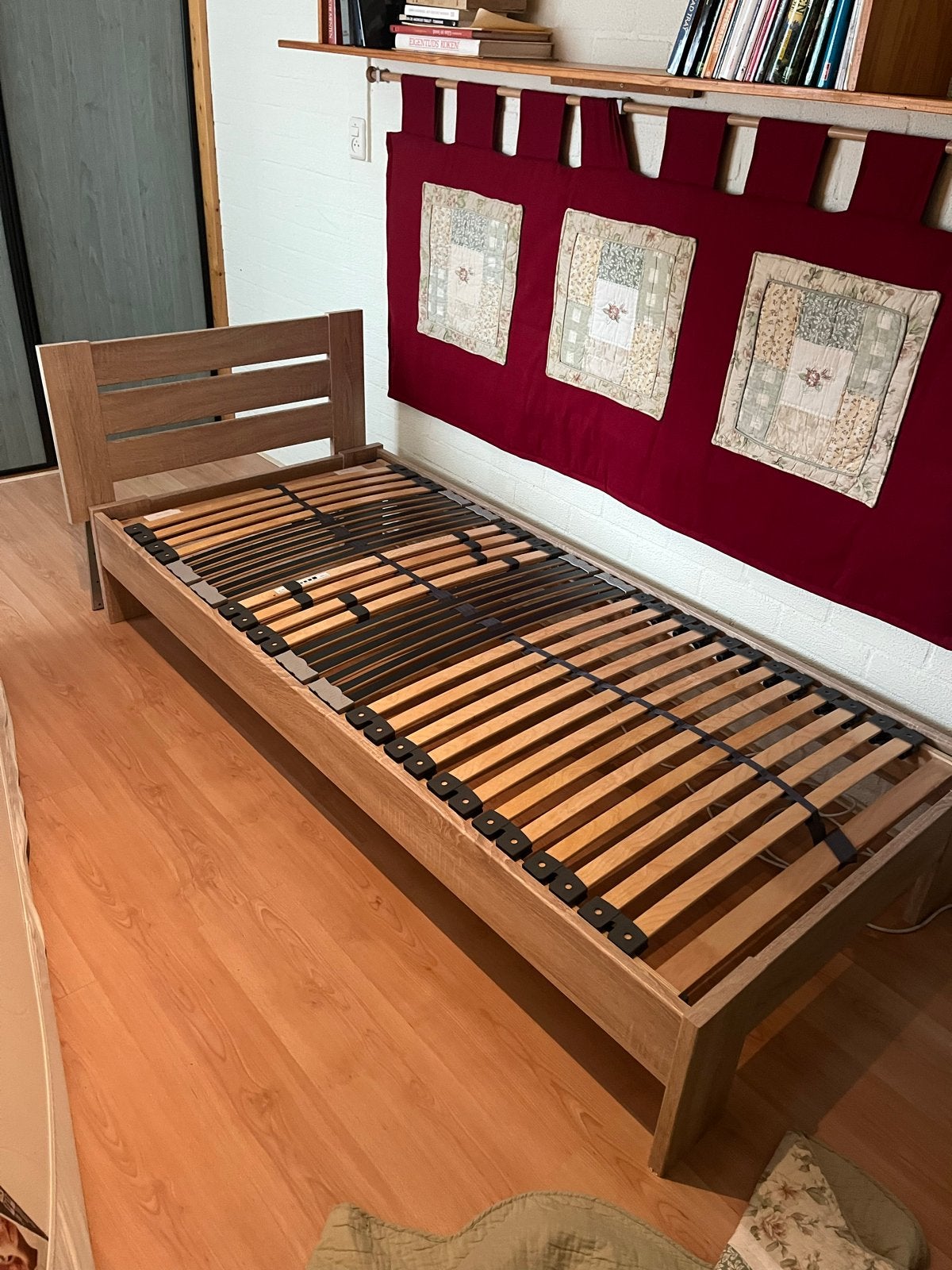 Eenpersoonsbed met lattenbodem - Hout, Huis en Inrichting, Slaapkamer | Bedden, Ophalen, Gebruikt, 90 cm, Eenpersoons