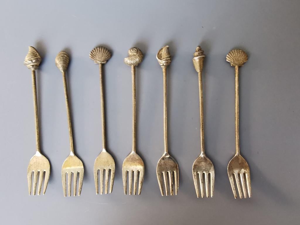Set verzilverde vorkjes met schelpen bovenop, Verzenden