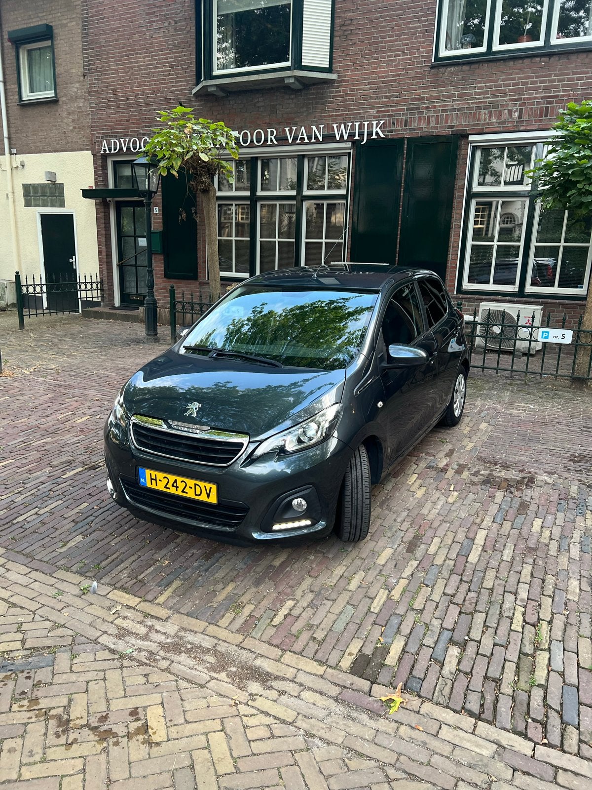 Peugeot 108 1.0 E-vti 72pk 5D 2020 Grijs, Auto's, Stof, 4 stoelen, Origineel Nederlands, Handgeschakeld