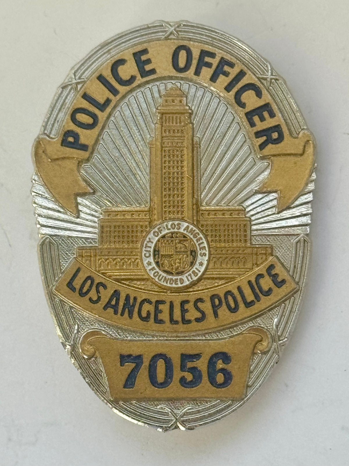 Goldina Insigne Police Officer Los Angeles Police 7056, Ophalen of Verzenden, Zo goed als nieuw, Overige onderwerpen, Speldje of Pin