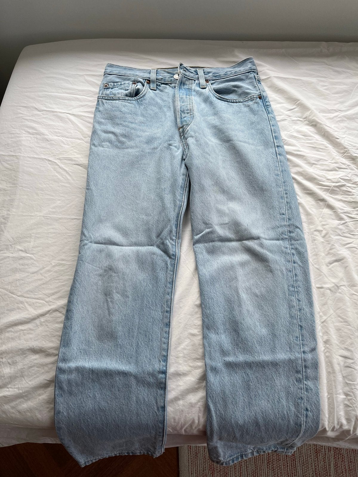 Levi's 501 cropped jeans lichtblauw W26 L26 + gratis riem, Kleding | Dames, Spijkerbroeken en Jeans, Ophalen of Verzenden, Zo goed als nieuw