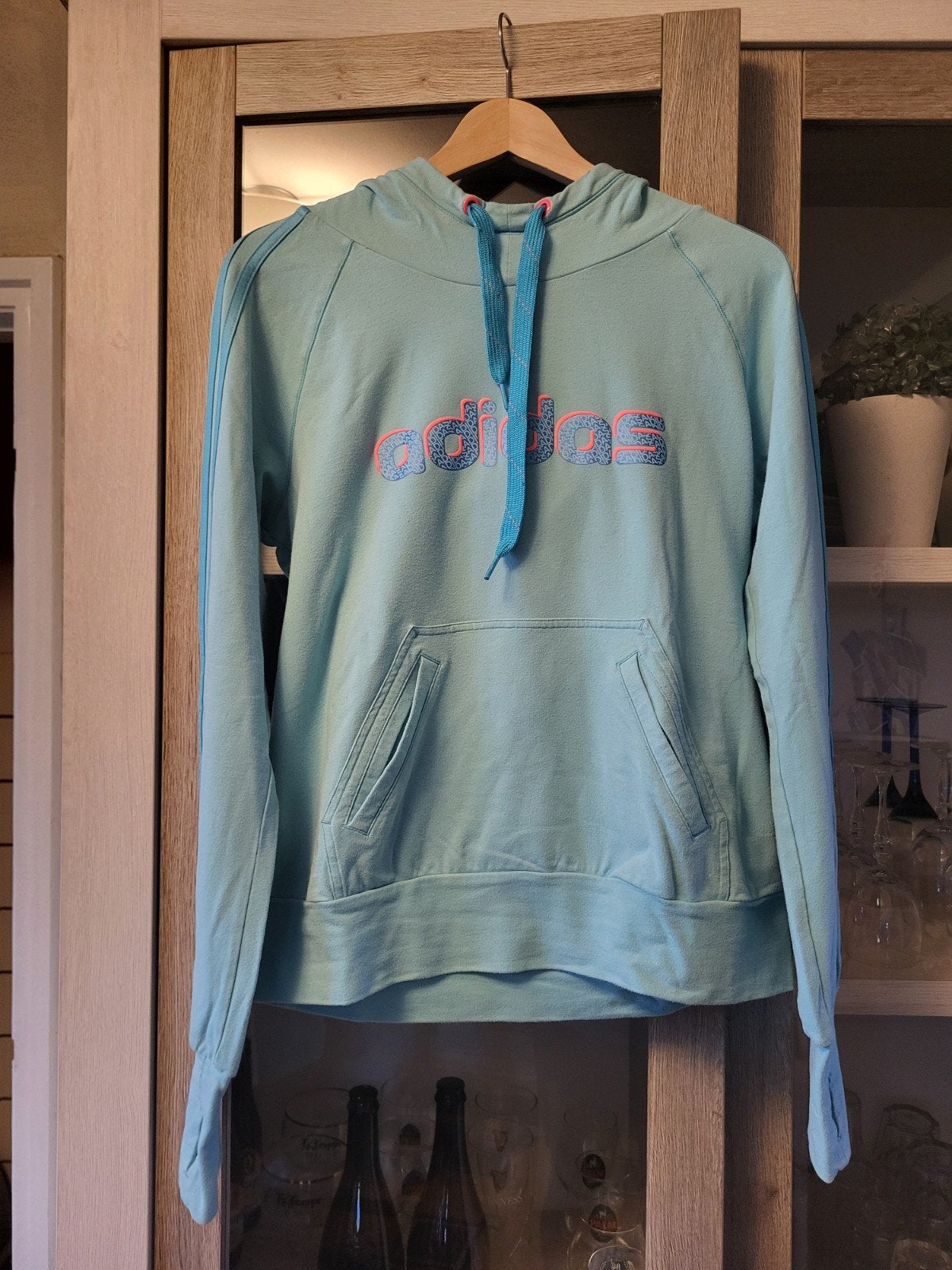 ADIDAS hoodie. Lichtblauw met neon roze accenten. Maat 42., Maat 42/44 (L), Ophalen of Verzenden, Zo goed als nieuw, Blauw