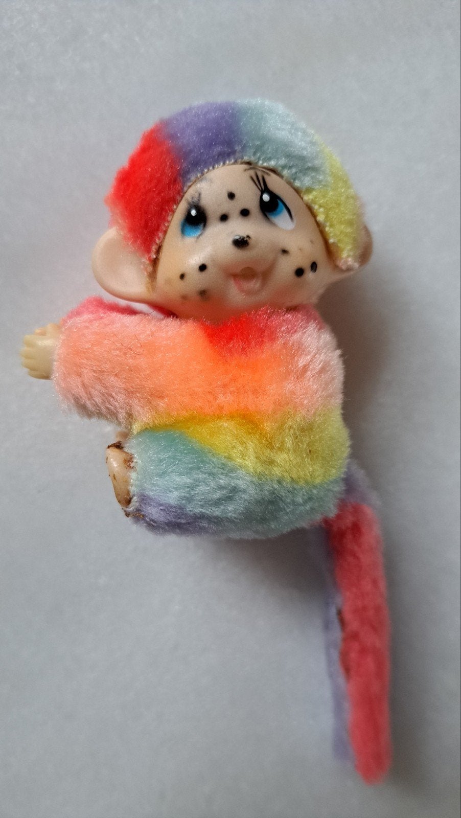 Vintage knijppoppetje/knijpbeest Monchhichi Regenboog, Ophalen of Verzenden, Jongen of Meisje