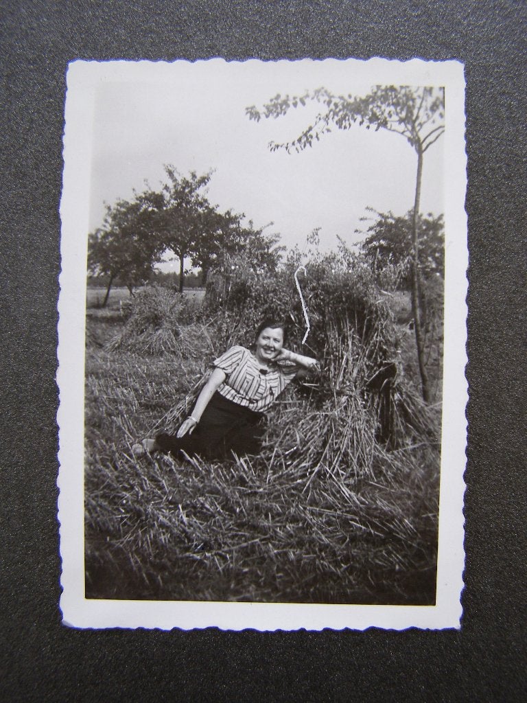 Kleine foto: Jonge vrouw, luierend tegen een hooibaal; 1936, Gebruikt, Foto, Ophalen of Verzenden, Voor 1940