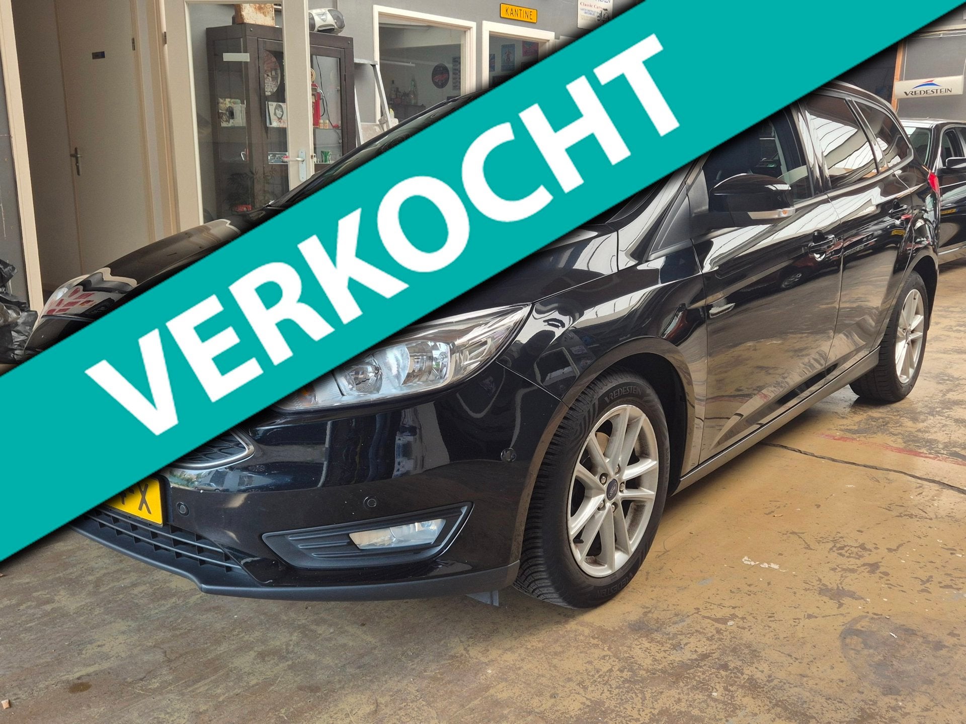 Ford Focus Wagon 1.0 Titanium in zeer goede staat *157dkm*, Dealer onderhouden, Gebruikt, Zwart, Handgeschakeld