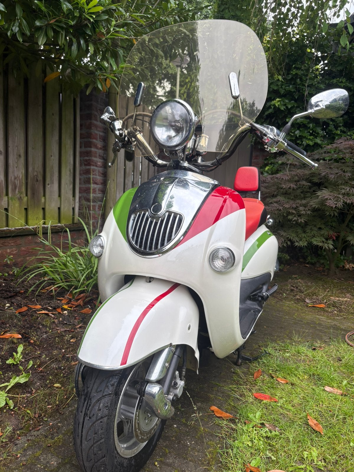Yiying scooter te koop! Kleur wit, rood, groen. Merk: Yiying, Ophalen, Gebruikt, Overige modellen, 49 cc
