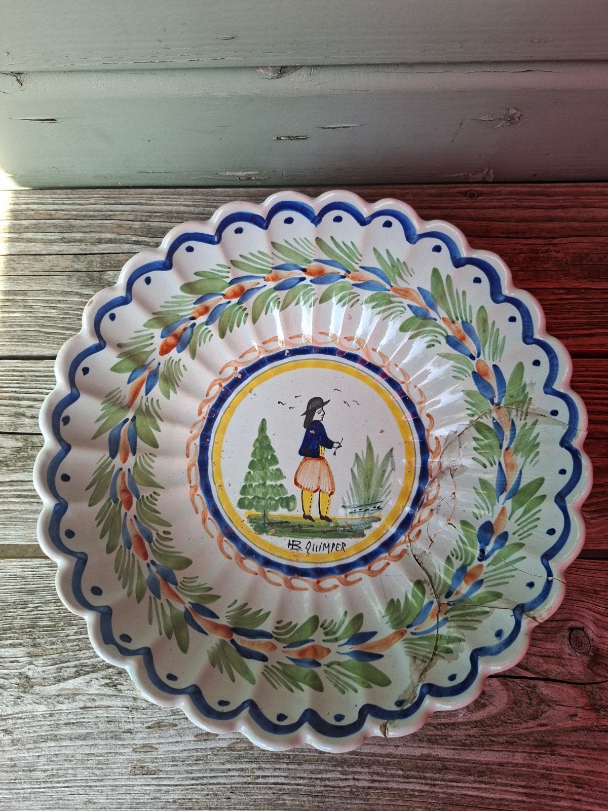 Antieke Quimper schaal met decoratie, beschadigd, Antiek en Kunst, Antiek | Keramiek en Aardewerk, Ophalen of Verzenden