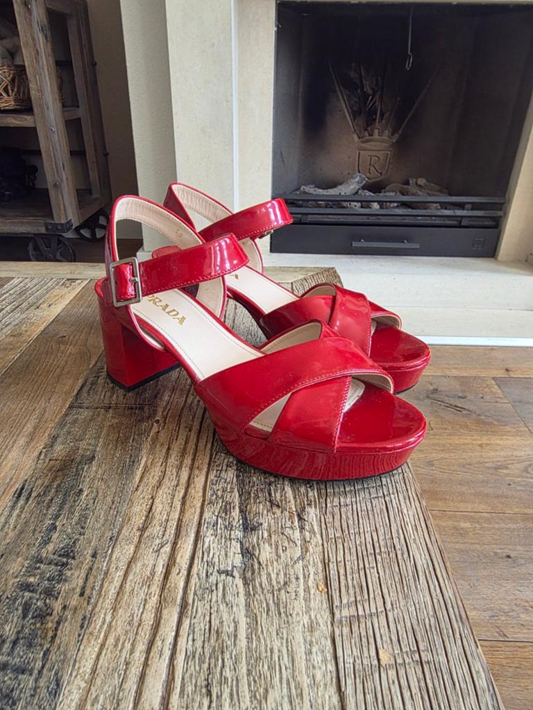 Prada rode lakleren sandalen met hak, maat 38, Prada, Zo goed als nieuw, Rood, Sandalen of Muiltjes