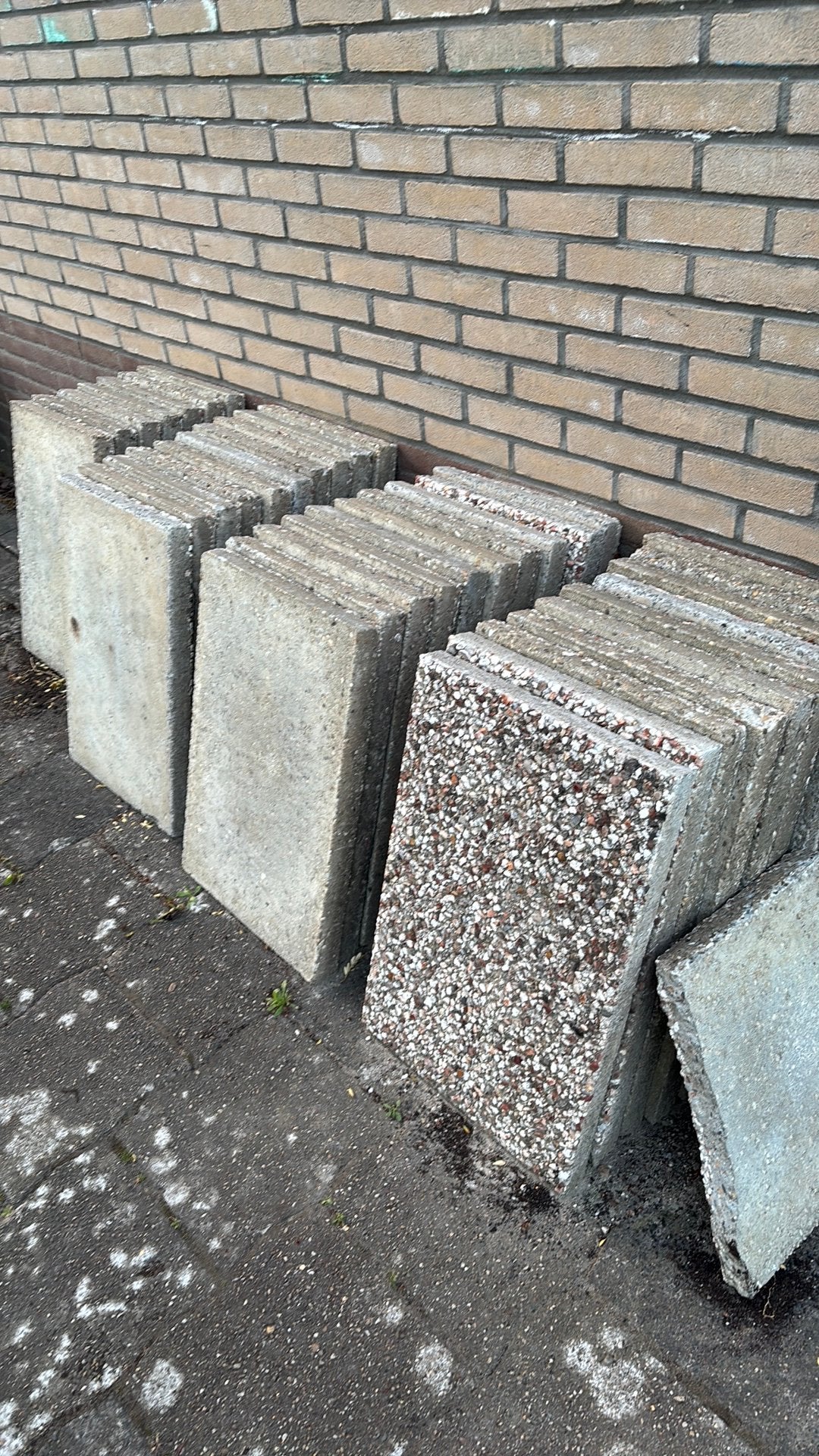 32 grindtegels GRATIS, Ophalen, Zo goed als nieuw, Beton, Terrastegels