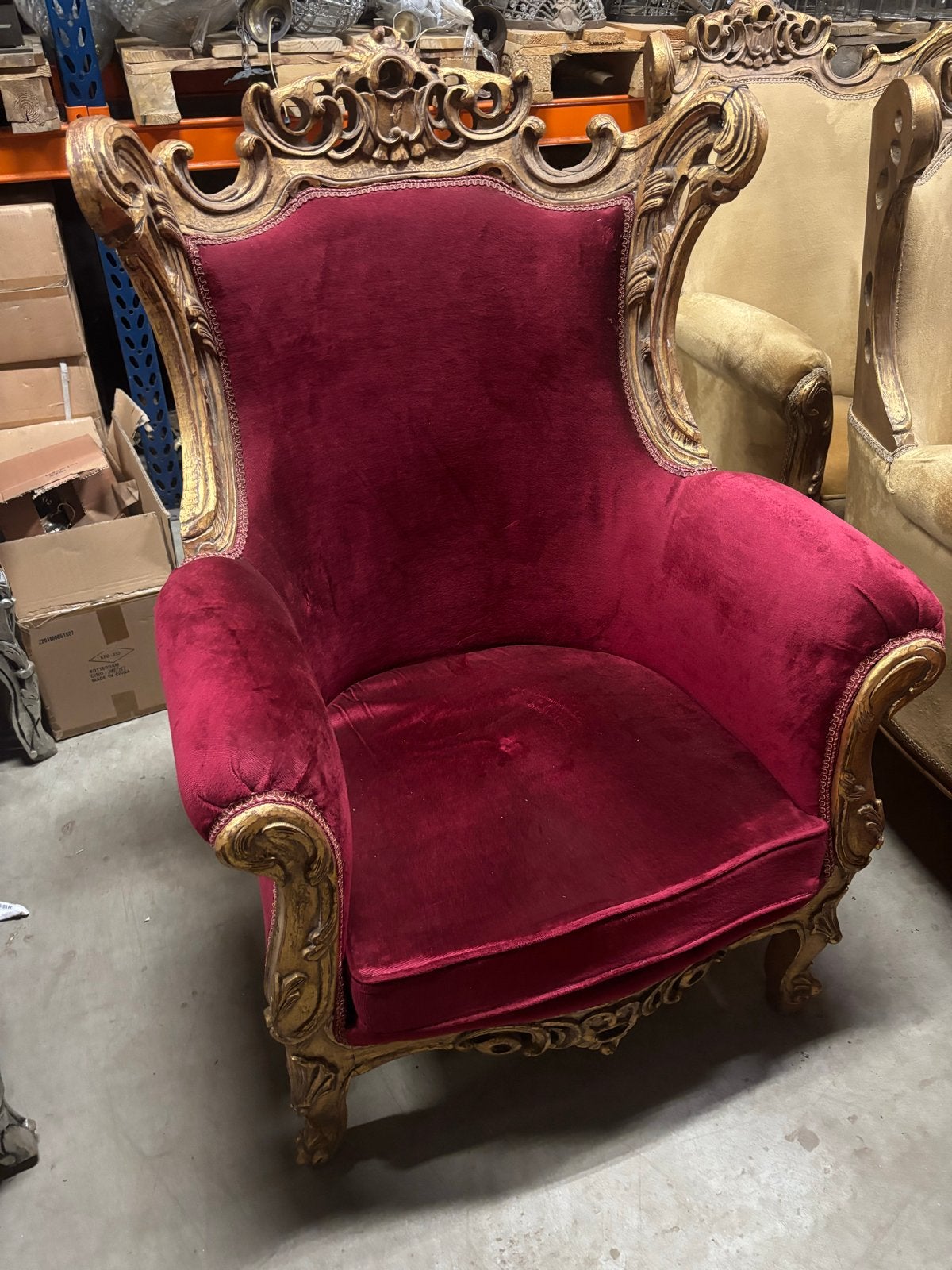 Barokke fauteuil in rood fluweel met gouden details, Ophalen
