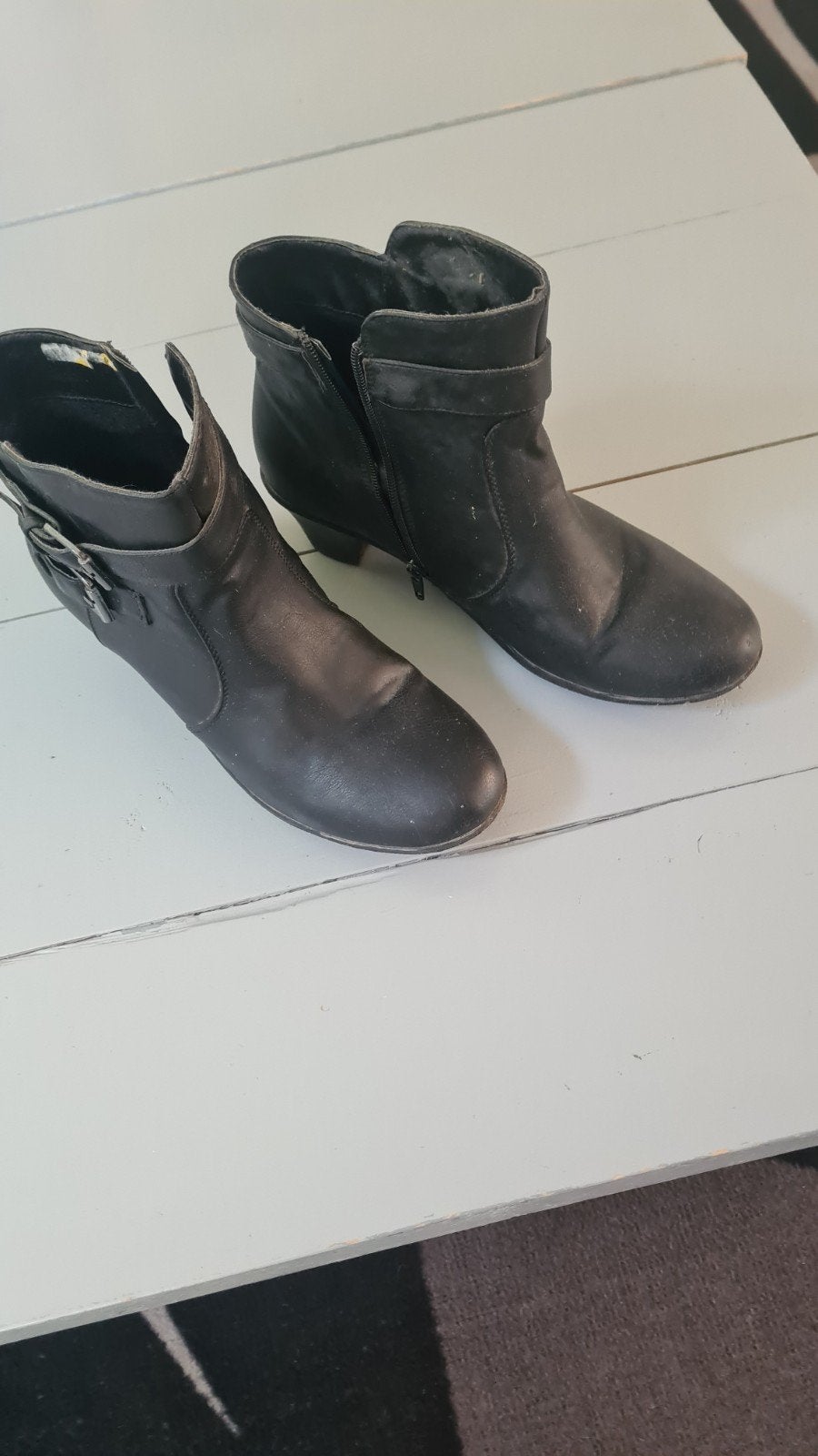 Zwarte enkellaarsjes met gesp - Maat 38, Kleding | Dames, Schoenen, Ophalen of Verzenden, Gedragen, Zwart, Lage of Enkellaarzen