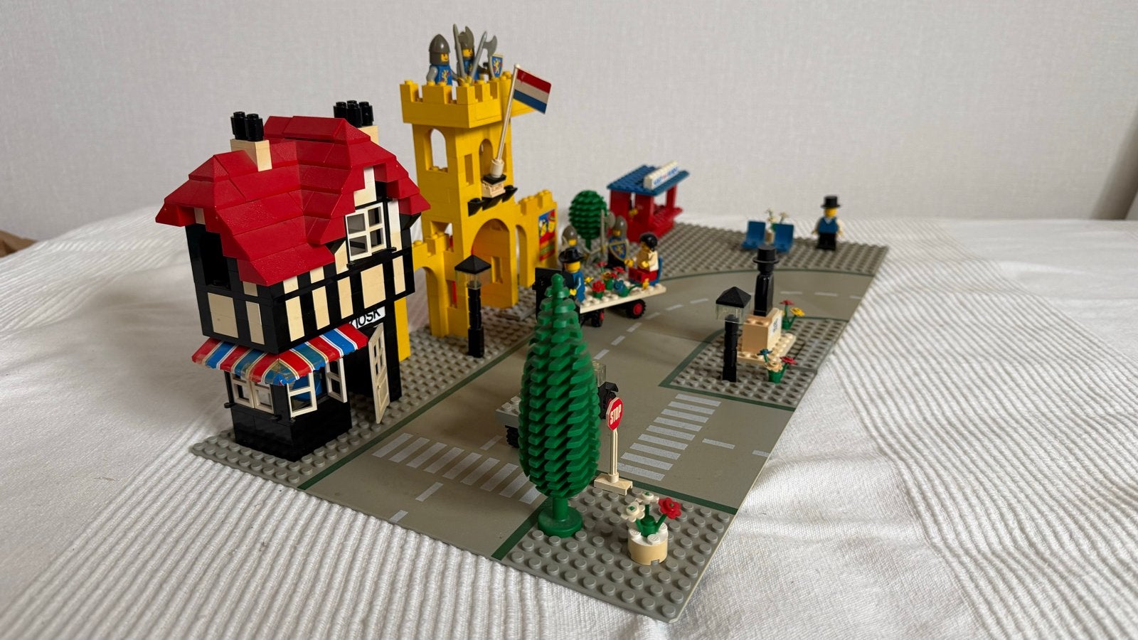 Lego dorpsplein castle scene unox 1592-1, Ophalen, Inclusief minifiguren, Lego, Complete set