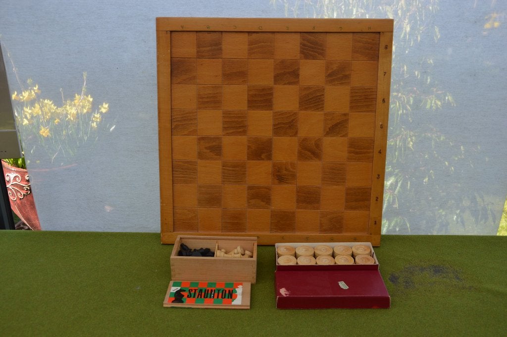 Vintage schaakbord met Staunton schaakstukken en damstenen, Een of twee spelers, Ophalen of Verzenden, Gebruikt, Staunton