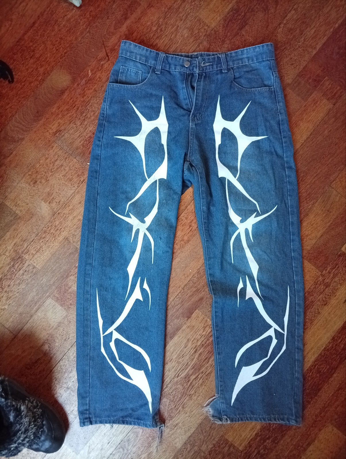 Blauwe jeans met witte tribal print - W34/L34, Onbekend, Blauw, Ophalen of Verzenden, W33 - W34 (confectie 48/50)