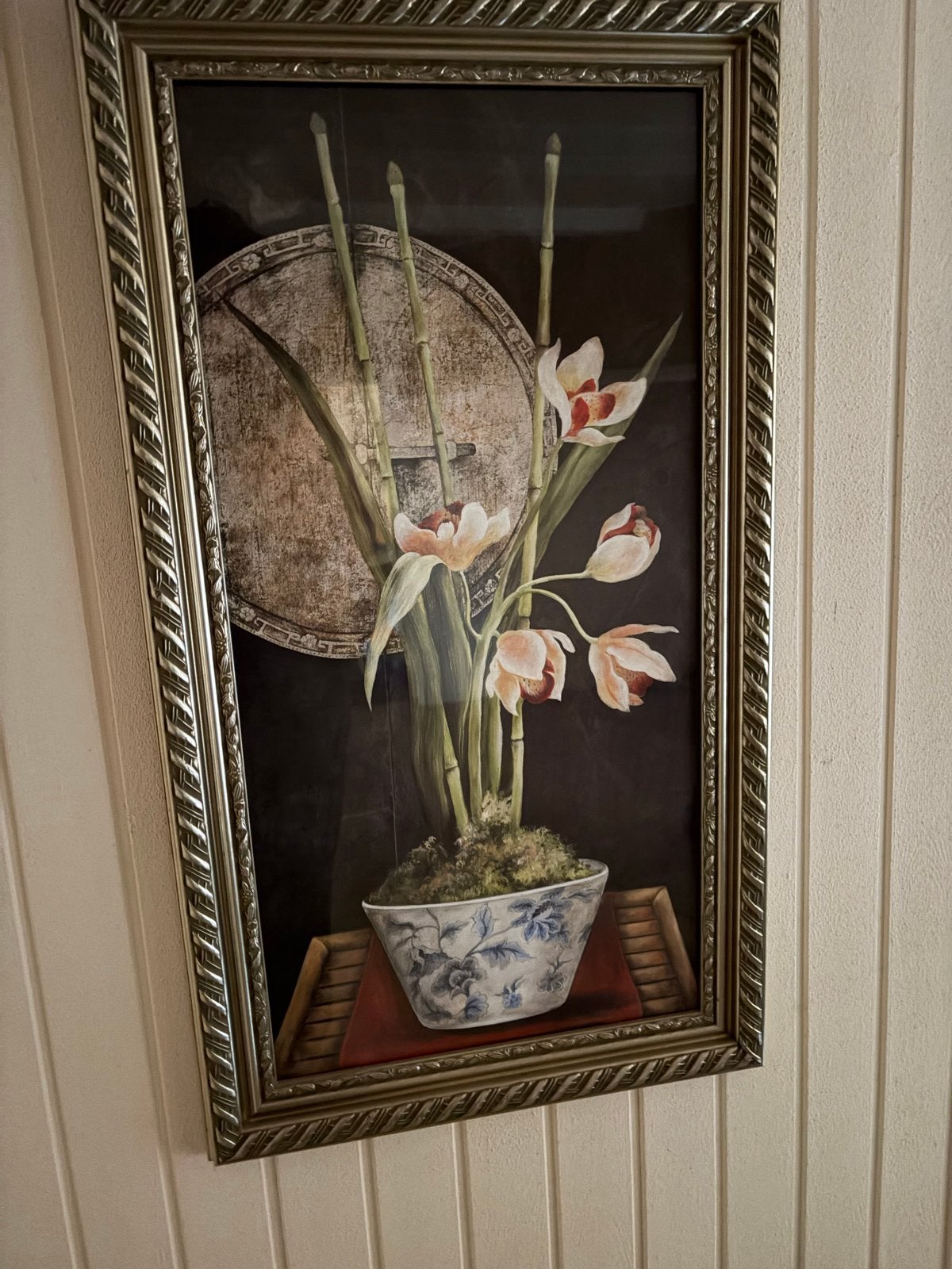 Schilderij met bloemen en bamboe in sierlijke lijst, Gebruikt, Ophalen of Verzenden, Schilderij, 75 – 100