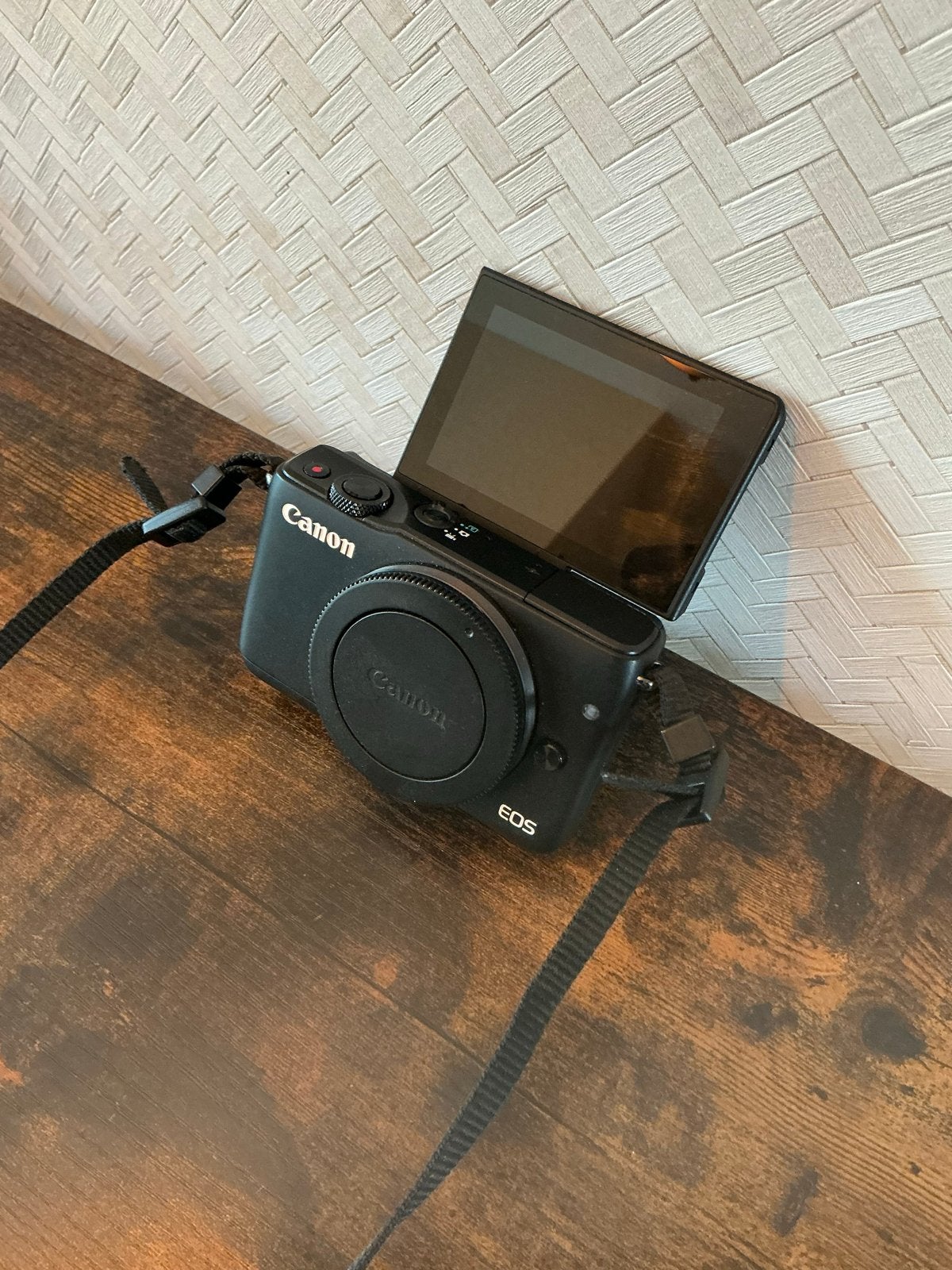 Canon M10 + Samyang 16mm + oplader + lamp + capture kabel, Ophalen, Zo goed als nieuw, Canon, Geen optische zoom