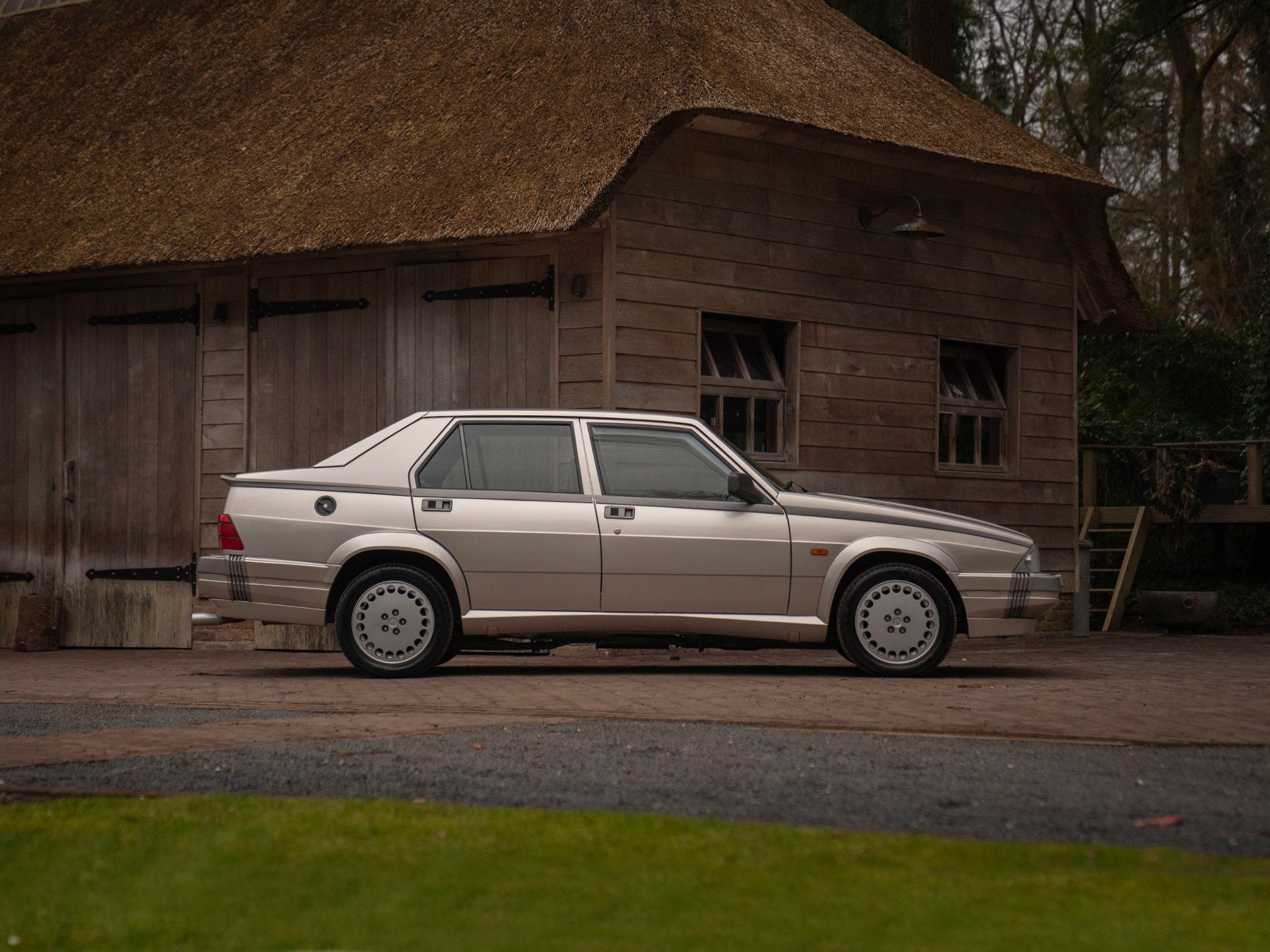 Alfa Romeo 75 3.0 V6 America (bj 1989), Auto's, Achterwielaandrijving, Alcantara, 10 km/l, Handgeschakeld