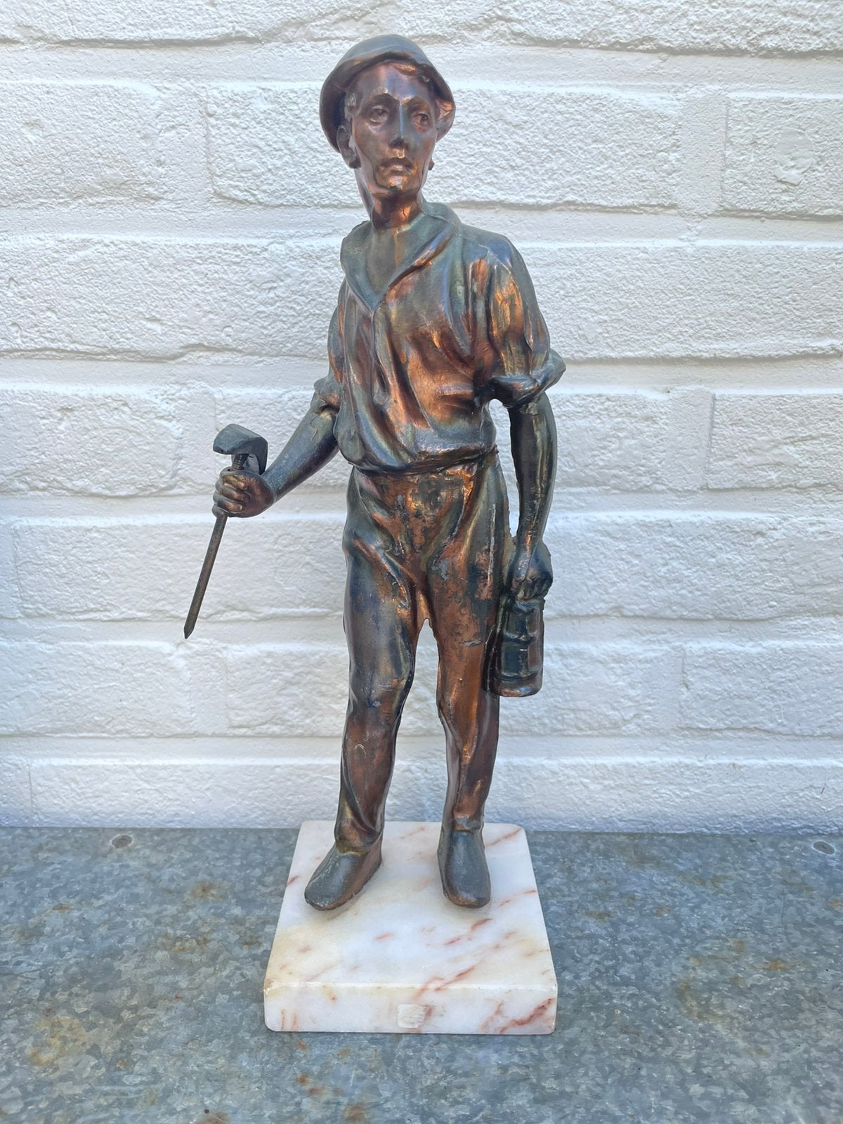 Beeld mijnwerker bronskleurig zink marmeren voet, Ophalen of Verzenden, 20 - 50 cm, Beeld, Man