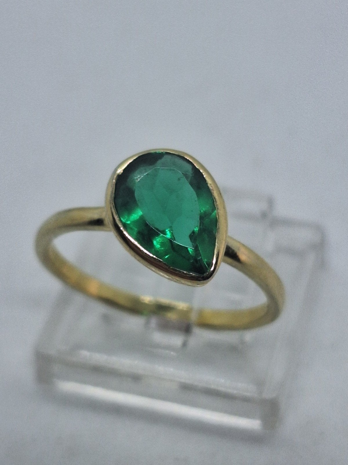 Goud vergulde zilveren ring met smaragd, maat 18, 18 tot 19, Nieuw, Ophalen of Verzenden, Dame
