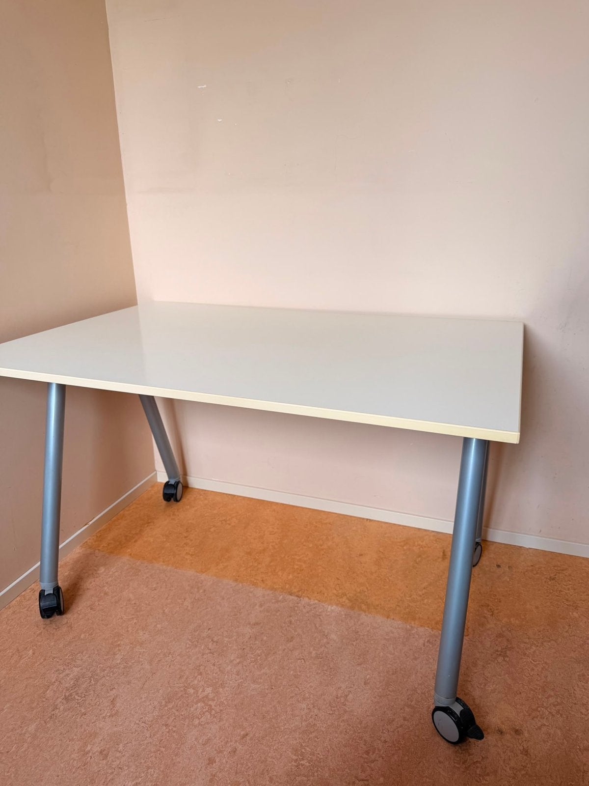 IKEA GALANT Bureau 120 x 80 cm Wit – Stalen poten op wielen, Huis en Inrichting, Ophalen, Gebruikt, Metaal, IKEA